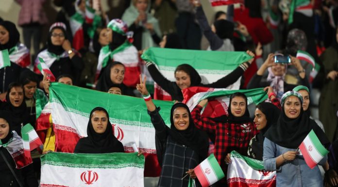 Se prende fuego mujer iraní al no poder ingresar a estadio de fútbol