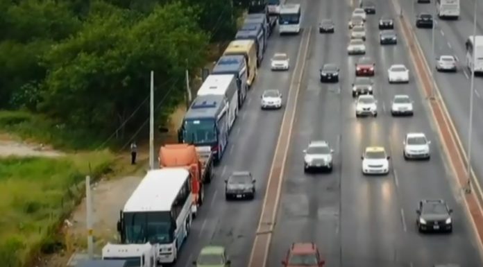 Protestan transportistas en la carretera Nuevo Laredo por irregularidades