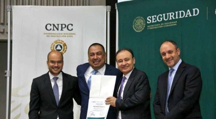 Alfonso Durazo entrega reconocimientos a servidores de Protección Civil