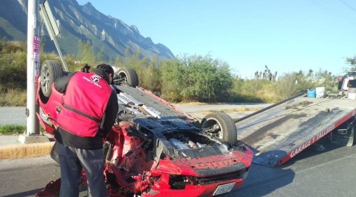 Vuelca conductor en Av. Paseo de los Leones