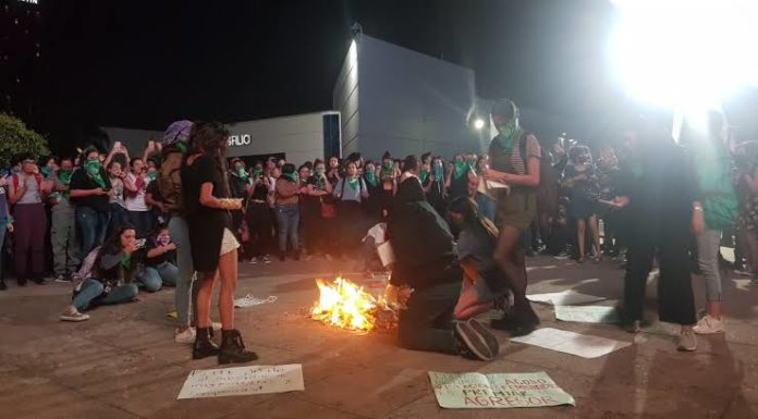 Feministas queman libros sobre “curar la homosexualidad” en Guadalajara