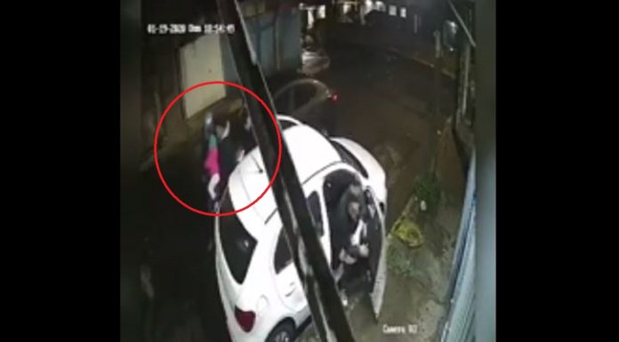 Delincuentes roban auto a hombre con bebé en brazos (VIDEO)