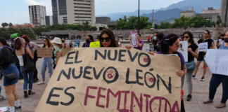 Colectivos feministas de Nuevo León se reúnen en la Explanada de los Niños Héroes para protestar por el incremento de los feminicidios en la entidad.