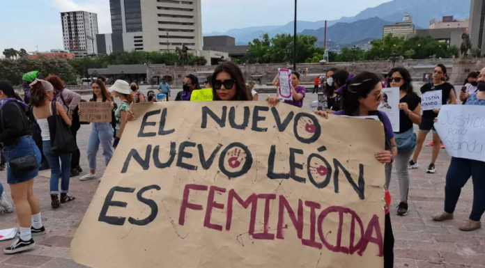 Colectivos feministas de Nuevo León se reúnen en la Explanada de los Niños Héroes para protestar por el incremento de los feminicidios en la entidad.