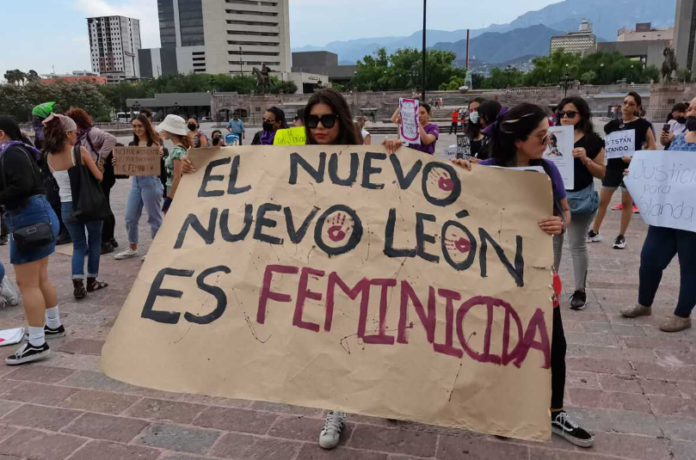 Colectivos feministas de Nuevo León se reúnen en la Explanada de los Niños Héroes para protestar por el incremento de los feminicidios en la entidad.