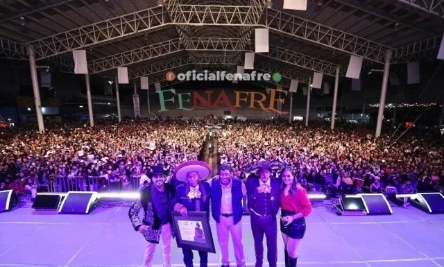 Rogelio Veina junto a Gerardo Ortiz recibiendo un reconocimiento