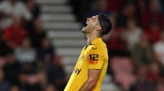 Raúl Jiménez se lesiona durante el calentamiento previo al juego correspondiente a la jornada 6 de la Premier League.