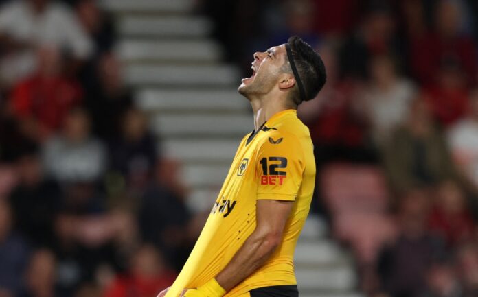 Raúl Jiménez se lesiona durante el calentamiento previo al juego correspondiente a la jornada 6 de la Premier League.