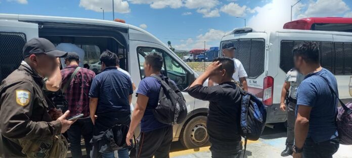 Elementos de la Guardia Nacional y agentes del Instituto Nacional de Migración llevaron a cabo el operativo de detención y rescate en el municipio de Galeana.