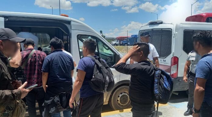 Elementos de la Guardia Nacional y agentes del Instituto Nacional de Migración llevaron a cabo el operativo de detención y rescate en el municipio de Galeana.