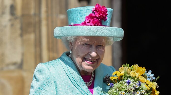 La Reina Isabel II ha sido hospitalizada debido a recomendaciones de sus médicos que le indicaron reposar, por lo que se fue junto con sus hijos y nietos a su castillo Balmoral.