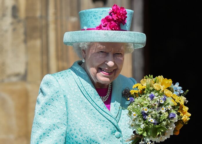 La Reina Isabel II ha sido hospitalizada debido a recomendaciones de sus médicos que le indicaron reposar, por lo que se fue junto con sus hijos y nietos a su castillo Balmoral.