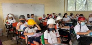Los alumnos asistieron con cascos en protección a posible accidente