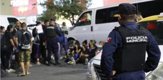 Indocumentados son llevados al Instituto de Migración tras ser encontrados en plaza comercial de Escobedo.