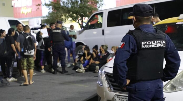 Indocumentados son llevados al Instituto de Migración tras ser encontrados en plaza comercial de Escobedo.