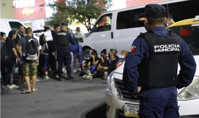 Indocumentados son llevados al Instituto de Migración tras ser encontrados en plaza comercial de Escobedo.