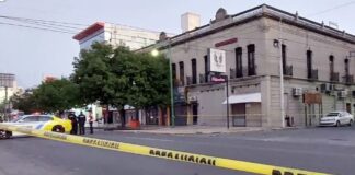 Atropellan a un hombre en el Centro de Monterrey y pierde la vida.