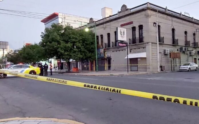 Atropellan a un hombre en el Centro de Monterrey y pierde la vida.