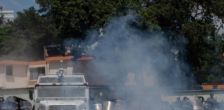 Normalistas atacaron campo Militar 1 en Naucalpan.