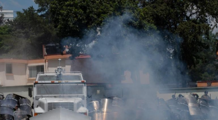 Normalistas atacaron campo Militar 1 en Naucalpan.