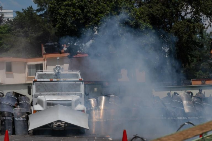 Normalistas atacaron campo Militar 1 en Naucalpan.