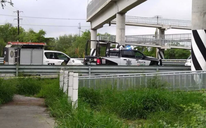 El cuerpo de un hombre de entre 50 y 55 años fue encontrado en el kilómetro 19 de la Autopista Monterrey-Reynosa, en el municipio de Juárez.