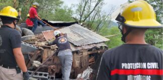 Elementos de protección Civil encuentran a hombre de la tercera edad muerto dentro de su casa derrumbada por deslaves en el municipio de Montemorelos.