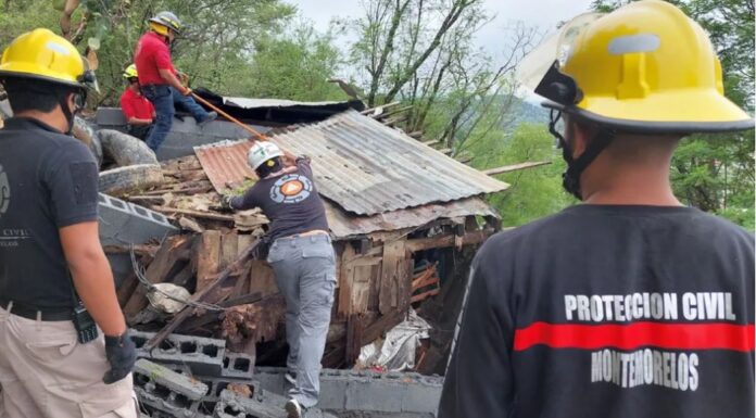 Elementos de protección Civil encuentran a hombre de la tercera edad muerto dentro de su casa derrumbada por deslaves en el municipio de Montemorelos.