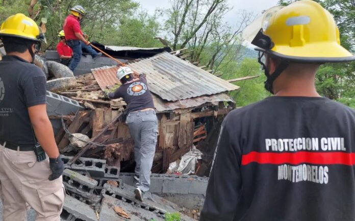 Elementos de protección Civil encuentran a hombre de la tercera edad muerto dentro de su casa derrumbada por deslaves en el municipio de Montemorelos.