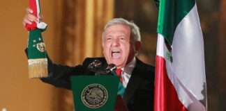 AMLO dando el Grito de Independencia