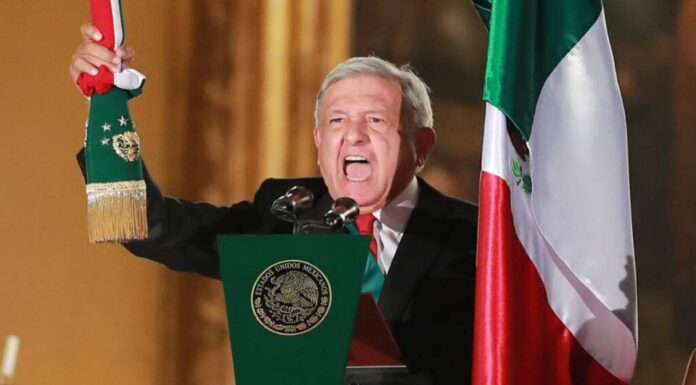 AMLO dando el Grito de Independencia