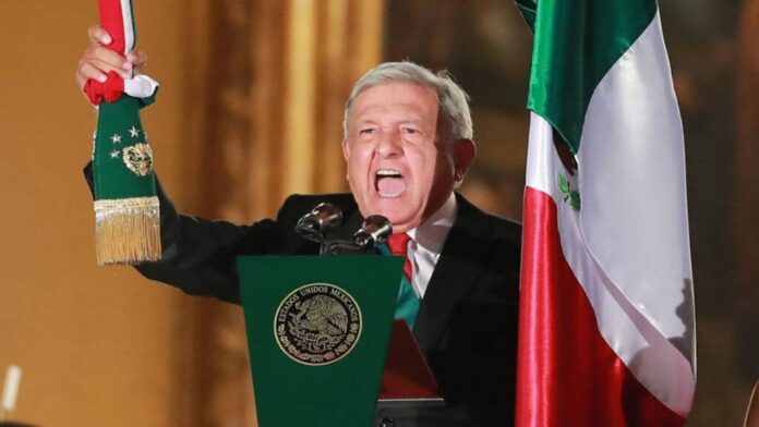 AMLO dando el Grito de Independencia