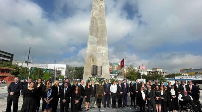En conmemoración del 426 aniversario de la fundación de Monterrey, se realizó una Guardia de Honor en el Obelisco