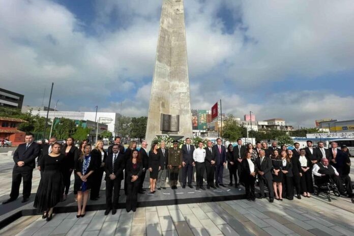 En conmemoración del 426 aniversario de la fundación de Monterrey, se realizó una Guardia de Honor en el Obelisco