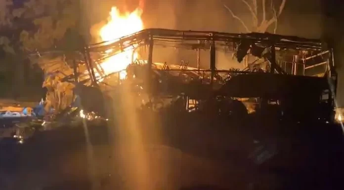 En la Carretera Victoria-Monterrey un camión de pasajeros chocó contra un auto tanque que circulaba por el kilómetro 67 la madrugada de este sábado.