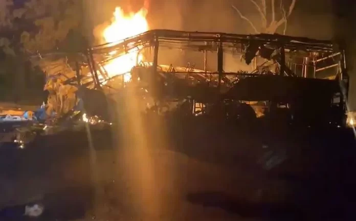 En la Carretera Victoria-Monterrey un camión de pasajeros chocó contra un auto tanque que circulaba por el kilómetro 67 la madrugada de este sábado.