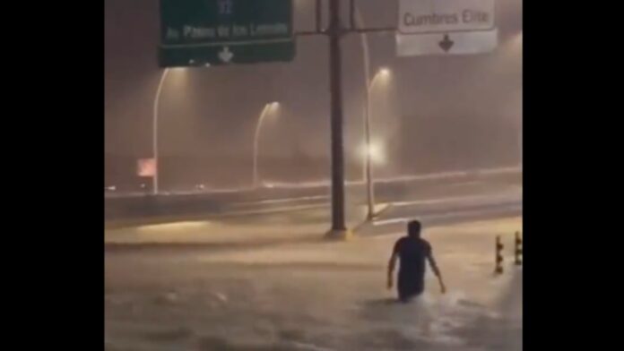 Las fuertes lluvias que acontecieron la tarde y noche del domingo en el estado de Nuevo León ocasionaron el desbordamiento de arroyos que llegaron a convertirse en inundaciones presentes en la mayoría de los municipios, por lo que las autoridades de protección civil previenen a la población de las lluvias que se esperan también durante este lunes.