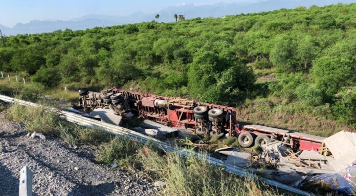 Conductor de tráiler pierde la vida en Cadereyta