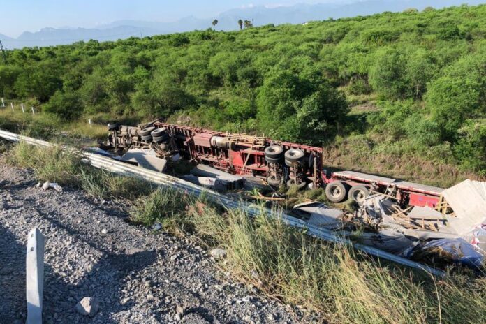 Conductor de tráiler pierde la vida en Cadereyta