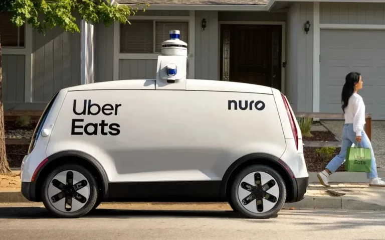 Nuro y Uber se asocian para innovar la manera de repartir alimentos de manera autónoma.