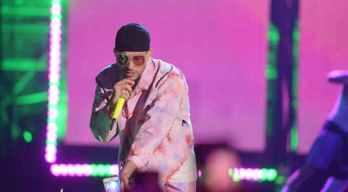 Bad Bunny acude a un restaurant puertorriqueño con su equipo de 80 personas.