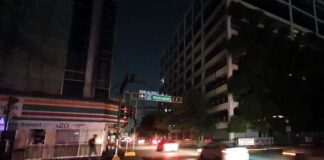 El apagón dejó sin visión a los transeúntes, mientras que los automóviles avanzaban despacio para evitar accidentes.