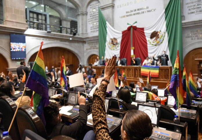 Matrimonio igualitario es aprobado en Edomex.