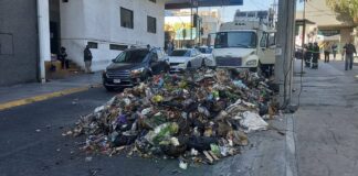 Los trabajadores de Simeprode vaciaron 6 camiones en la calle Matamoros.