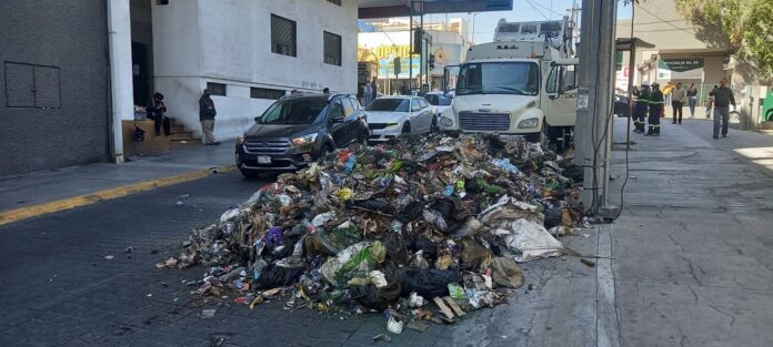 Los trabajadores de Simeprode vaciaron 6 camiones en la calle Matamoros.