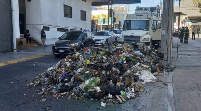 Los trabajadores de Simeprode vaciaron 6 camiones en la calle Matamoros.