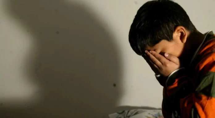 El hombre fue identificado como padrastro del menor que contaba con cuatro años de edad y presuntamente se le había dado a ingerir bebidas embriagantes.