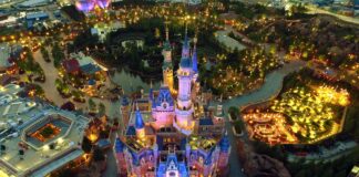 Disneyland Shanghai fue cerrado mientras los asistentes seguían adentro y serán puestos en cuarentena mientras sus pruebas dan negativo.