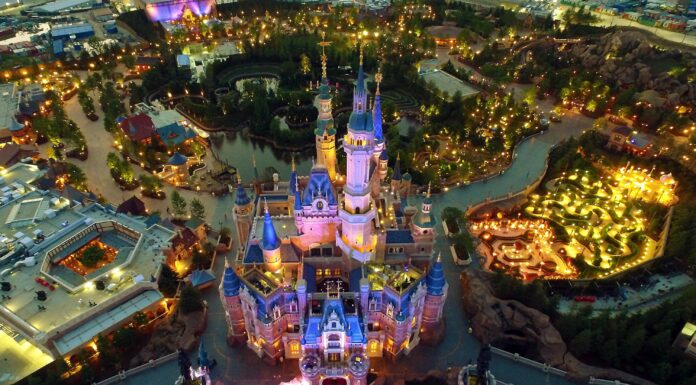 Disneyland Shanghai fue cerrado mientras los asistentes seguían adentro y serán puestos en cuarentena mientras sus pruebas dan negativo.