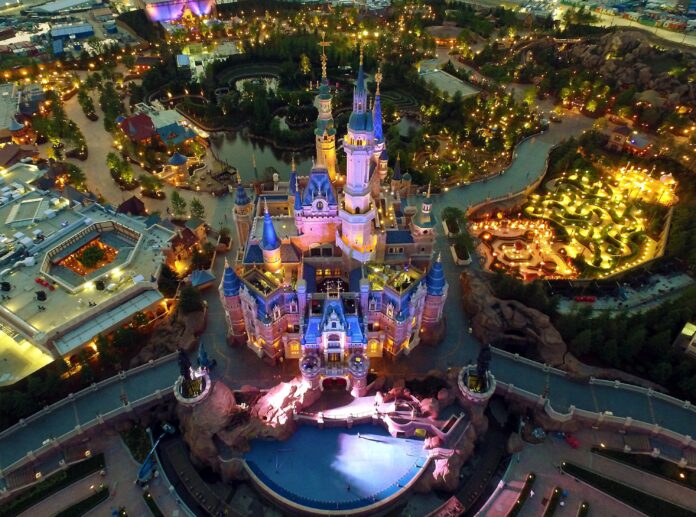 Disneyland Shanghai fue cerrado mientras los asistentes seguían adentro y serán puestos en cuarentena mientras sus pruebas dan negativo.